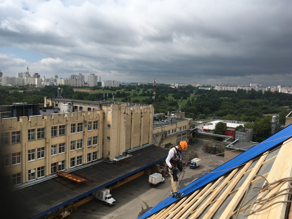 Выполнение высотных работ промышленными альпинистами — Монтажные работы, Монтаж кровли, фото 2